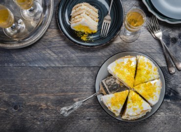 Vegan carrot cake με γέμιση κρέμα βρώμης